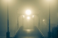 Brücke im Nebel